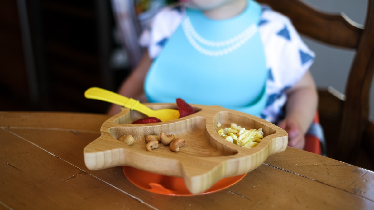 Accompagner l&rsquo;éveil des sens et la motricité fine lors des repas