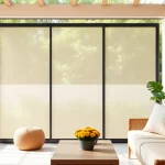 Installation de moustiquaire porte fenetre offrant une vue sur un patio verdoyant.